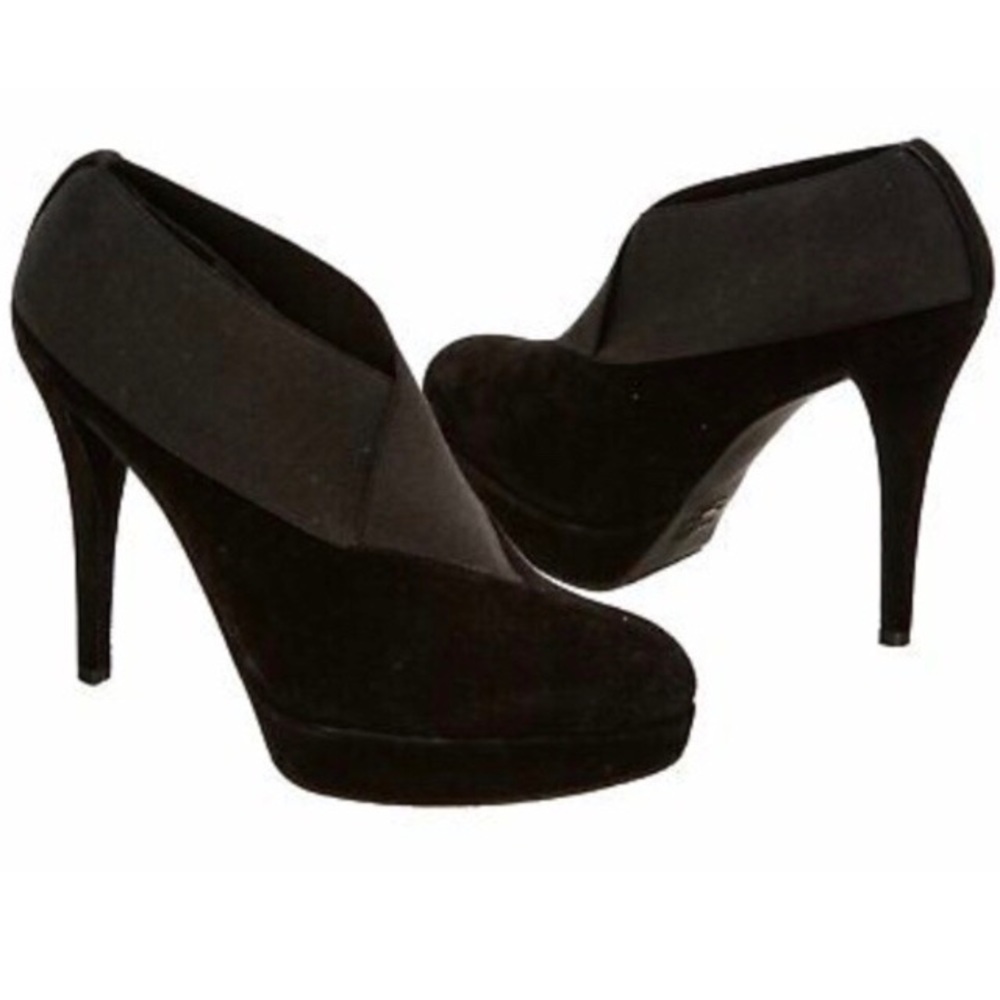 Stuart Weitzman “Greatneck” Pump